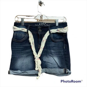 Wallflower size 7 dark wash jean shorts with scarf belt